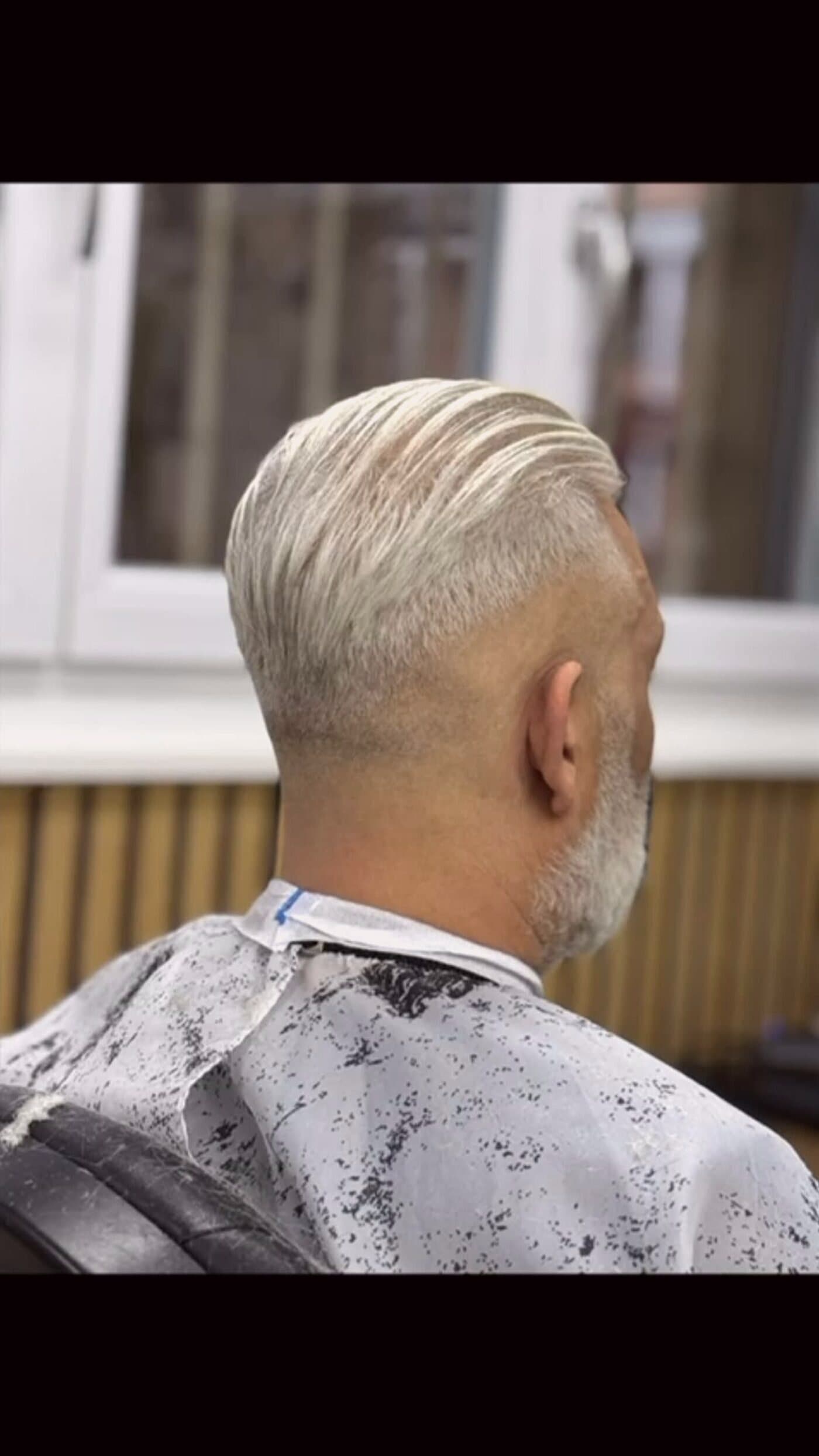 Klassischer Slick-Back-Herrenschnitt bei The Gentleman Coiffeur